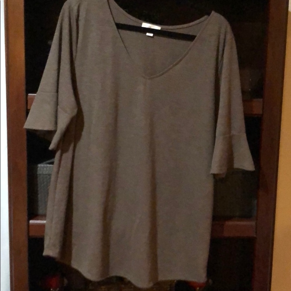 Shirt with ruffle sleeve detail